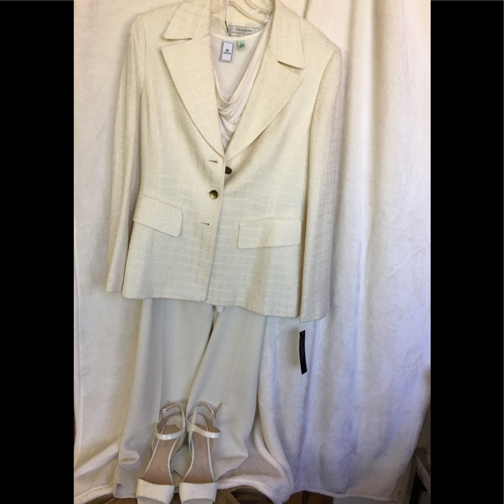 NWT Tahari Gorgeous Winter White Pant Suit